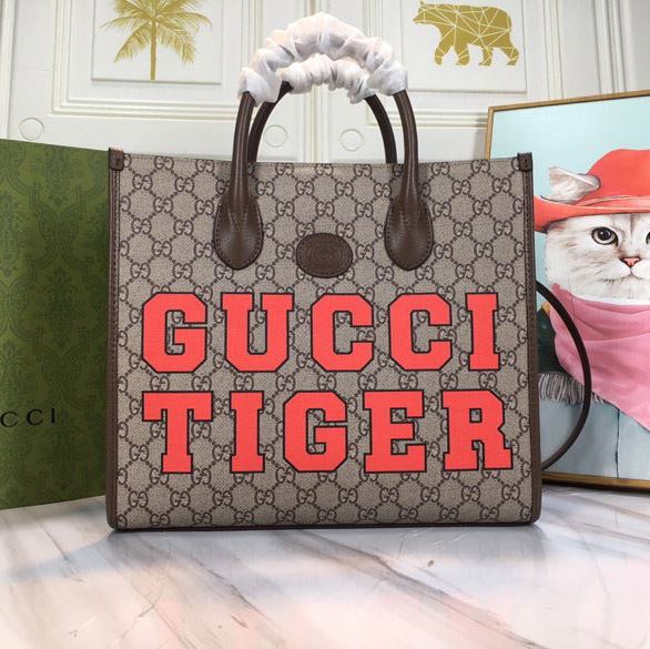 G*u*i shopping bags